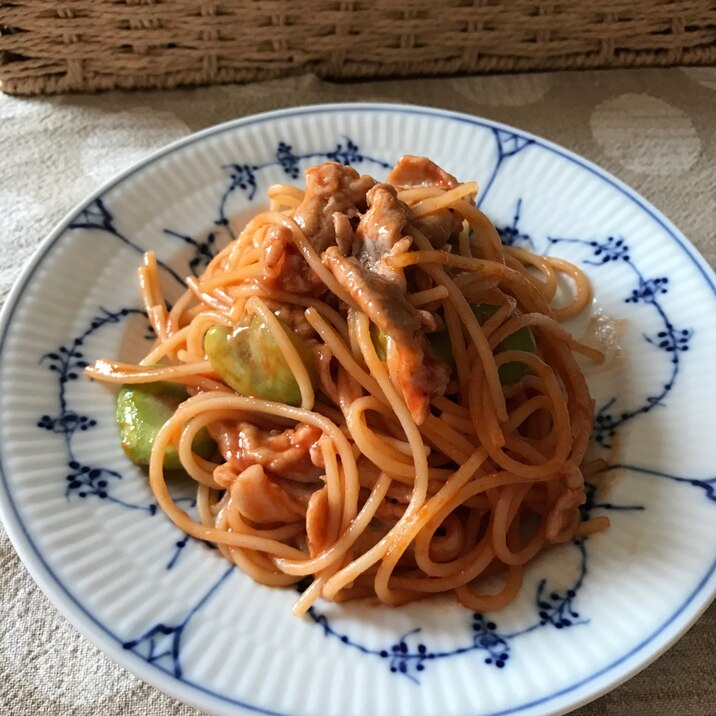 豚肉とそら豆のトマトパスタ